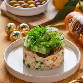 Оливье из запечённых овощей и шапкой из салатного микса 